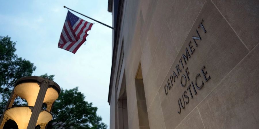 Das Justizministerium in Washington teilt mit, dass bereits ein Urteil gegen zwei der Männer beschlossen wurde.