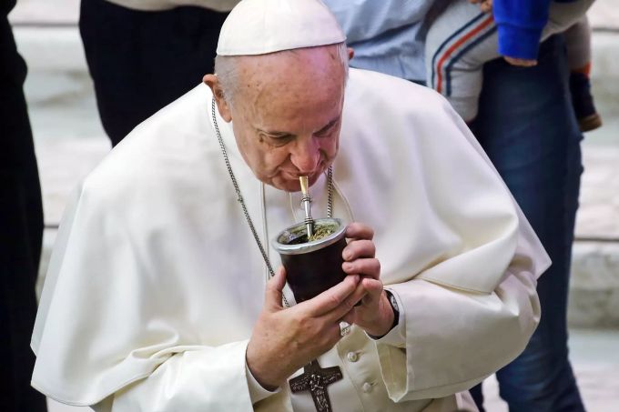 Papst Franziskus trinkt Mate während seiner Generalaudienz in der Paulshalle VI. Papst Franziskus