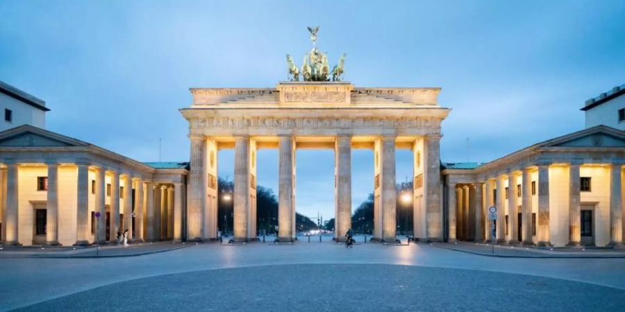 Ein menschenleerer Pariser Platz vor dem Brandenburger Tor in Berlin am Donnerstagabend. Foto: Kay Nietfeld/dpa