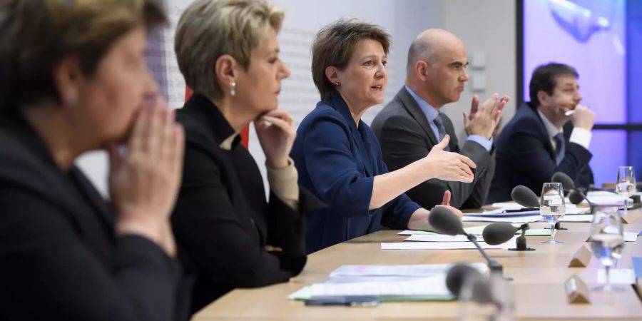 Die Bundesräte Viola Amherd, Karin Keller-Suter, Simonetta Sommaruga, Alain Berset und Bundesratssprecher Andre Simonazzi an einer Pressekonferenz des Bundes zum Coronavirus.