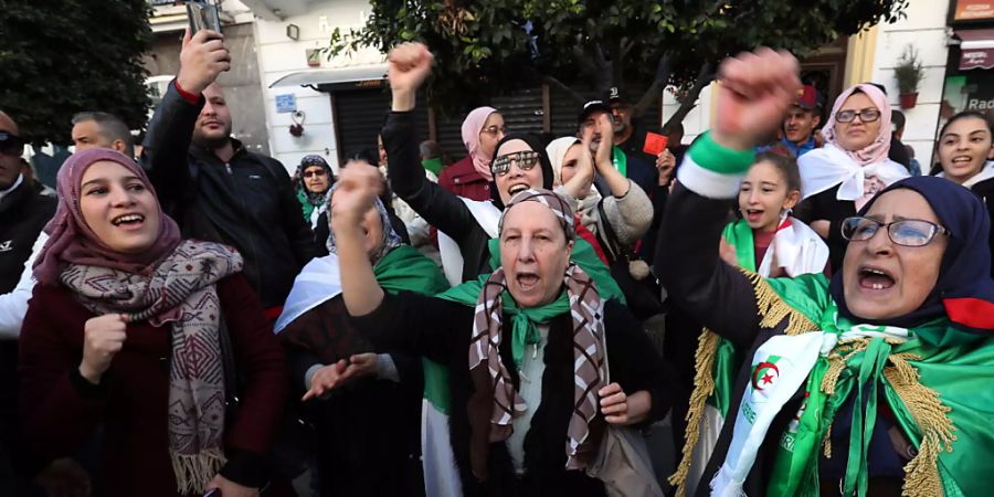 «Das Volk will den Sturz des Regimes»: Mehrere Tausend Menschen jeden Alters erinnern in Algier an den Beginn der massenproteste vor einem Jahr und skandieren Sprechchöre wie diesen.