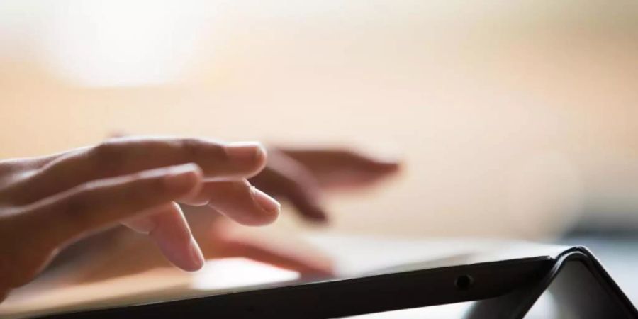 Die Bundesländer wollen die Hilfsmittel aus dem Digitalpaket anders als ursprünglich geplant auch für den Ausbau der digitalen Lehr- und Lernplattformen einsetzen. Foto: Rolf Vennenbernd/dpa