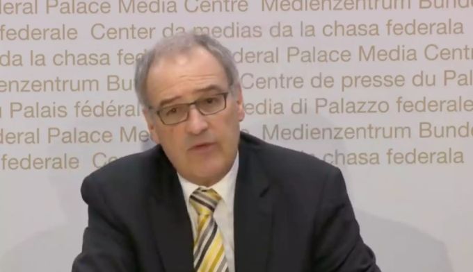 Bundesrat Guy Parmelin erklärt die Wirtschafts-Massnahmen der Schweiz an der Pressekonferenz. bundesrat parmelin