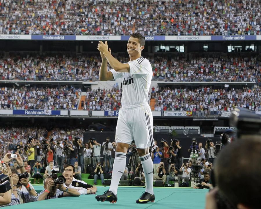 Am 6. Juli 2009 wird Cristiano Ronaldo im rappelvollen Estadio Santiago Bernabéu vorgestellt. Sein Wechsel zu Real Madrid ist perfekt.