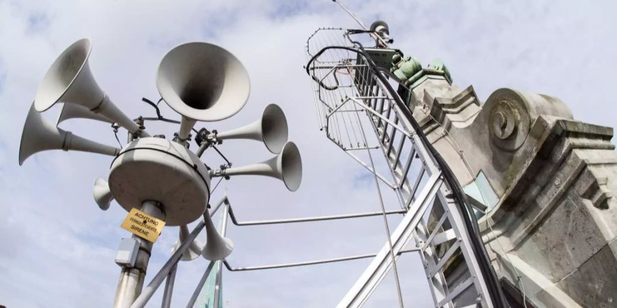 Autos fahren im Ort umher und spielen laut Dion-Songs ab.