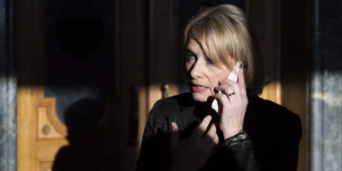 Elisabeth Schneider-Schneiter, CVP-BL, telefoniert in der Wandelhalle des Nationalrats, während der Wintersession 2019, im Bundeshaus in Bern. Elisabeth Schneider-Schneiter