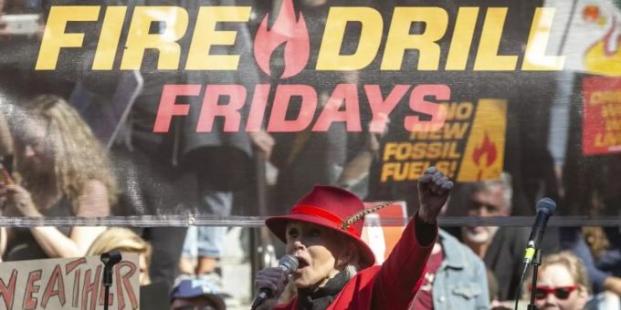 Jane Fonda, Schauspielerin, bei einer Ansprache auf der «Fire Drill Fridays»-Demonstration. Foto: Damian Dovarganes/AP/dpa Jane Fonda, Schauspielerin, bei einer Ansprache auf der «Fire Drill Fridays»-Demonstration. Foto: Damian Dovarganes/AP/dpa