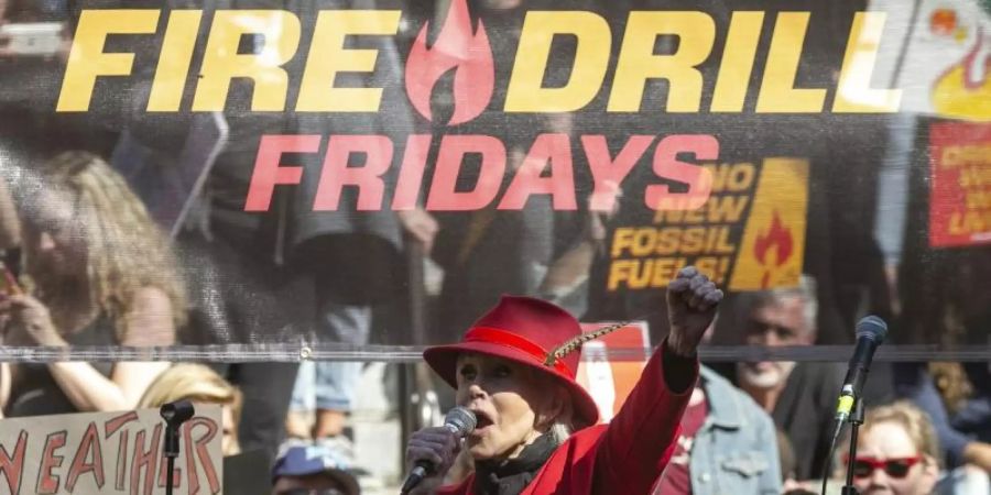 Jane Fonda, Schauspielerin, bei einer Ansprache auf der «Fire Drill Fridays»-Demonstration. Foto: Damian Dovarganes/AP/dpa