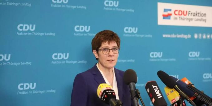 Annegret Kramp-Karrenbauer äussert sich nach dem Krisengespräch mit CDU-Politikern in Thüringen. Foto: Bodo Schackow/dpa-Zentralbild/dpa Thüringen