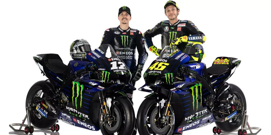 Maverick Vinales (l.)  und Valentino Rossi (r.) vor ihren neuen Maschinen.