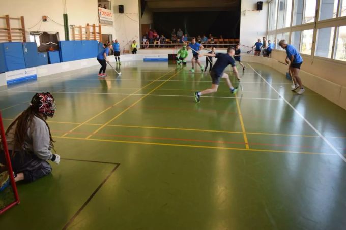 Am Unihockeyturnier wird in verschiedenen Kategorien um den Sieg gekämpft. Unihockeyverein Brunegg