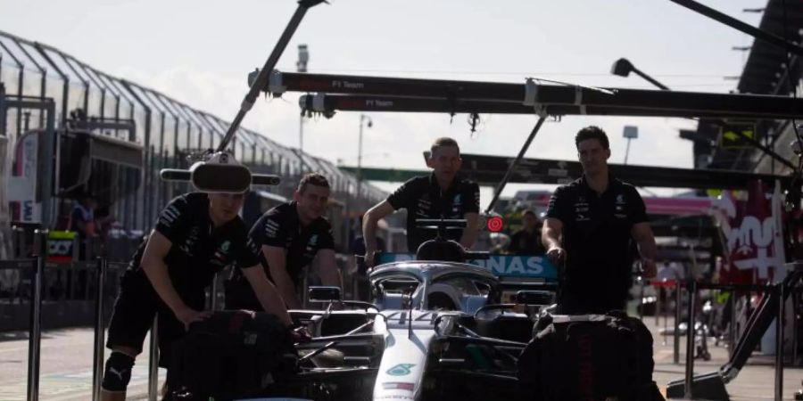 Hier bereitet das Mercedes-Team das Rennauto des britischen Formel-1-Fahrers Hamilton für das Rennen vor. Das wuurde nunu abgesagt. Foto: Chris Putnam/ZUMA Wire/dpa