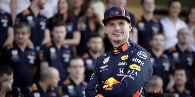 Misst sich statt auf dem Formel-1-Kurs virtuell mit einigen Kollegen: Red-Bull-Pilot Max Verstappen. Max Verstappen Formel 1