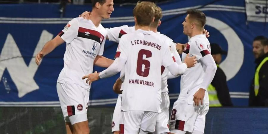 Die Nürnberger bejubeln den Treffer zum 1:0 gegen den KSC durch Patrick Erras (l). Foto: Uli Deck/dpa