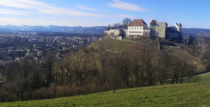 Verweilen auf Schloss Lenzburg und dem Goffersberg: Blick vom «Gofi» auf das Lenzburger Wahrzeichen. Schloss Lenzburg