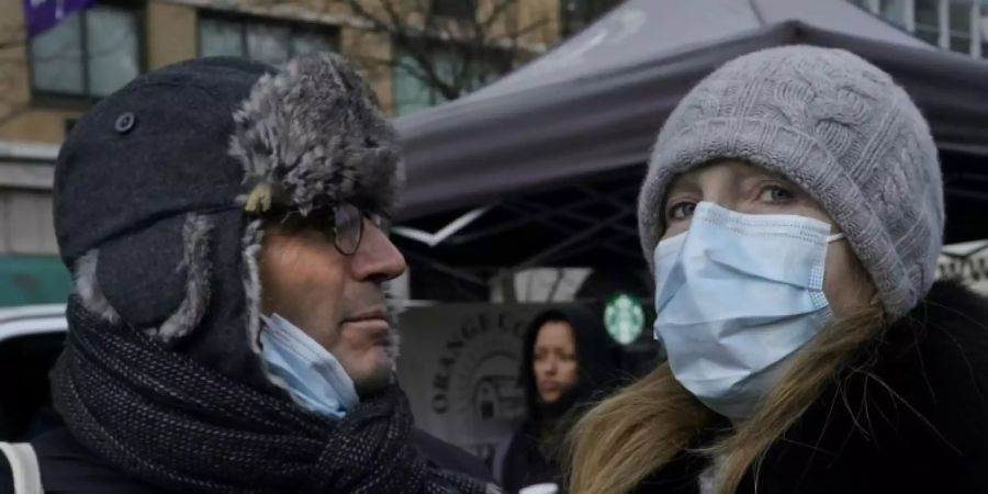 Touristen mit Schutzmasken in New York