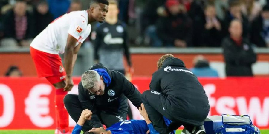 Verletzt: Für Schalkes Ozan Kabak war das Gastspiel in Köln früh beendet. Foto: Rolf Vennenbernd/dpa