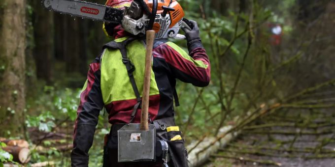 Ein Holzfäller mit seiner Kettensäge. Holzfäller