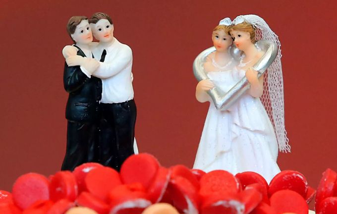 Die Ehe für alle sieht so, wie der Bundesrat sie einführen will, dann eben doch nicht für alle gleich aus. Heterosexuelle Paare behalten gegenüber homosexuellen Privilegien, die eine Ehe für alle ausmachen würden. gleichgeschlechtliche Ehe