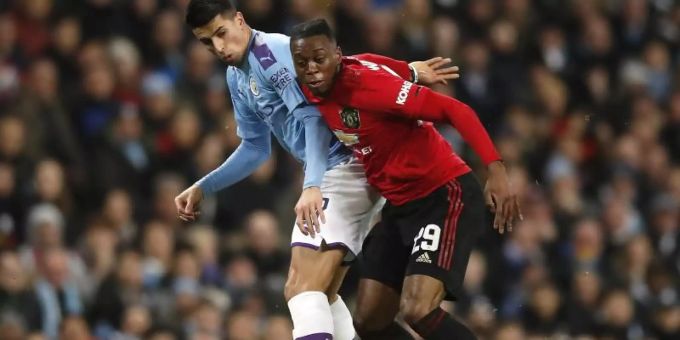 Joao Cancelo (l) von Manchester City und Aaron Wan-Bissaka von Manchester United kämpfen um den Ball. Foto: Martin Rickett/PA Wire/dpa Joao Cancelo (l) von Manchester City und Aaron Wan-Bissaka von Manchester United kämpfen um den Ball. Foto: Martin Rickett/PA Wire/dpa