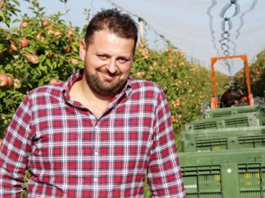 Christoph (30) aus Italien führt das Familiengeschäft um einen Obsthof. Von hier aus beliefert der gebürtige Südtiroler Länder um die Erdkugel mit Äpfeln und Birnen. Er selber bezeichnet sich als «schüchterner Macho» und wünscht sich eine Frau mit «Herz» und viel Ehrlichkeit.