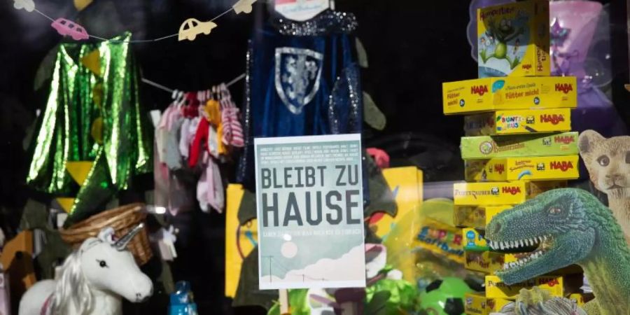 Ein geschlossener Spielwarenladen in Hamburg. Foto: Christian Charisius/dpa