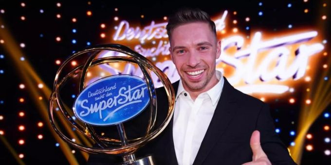 Ramon Roselly freut sich nach dem Finale über seinen Sieg. Deutschland sucht den Superstar