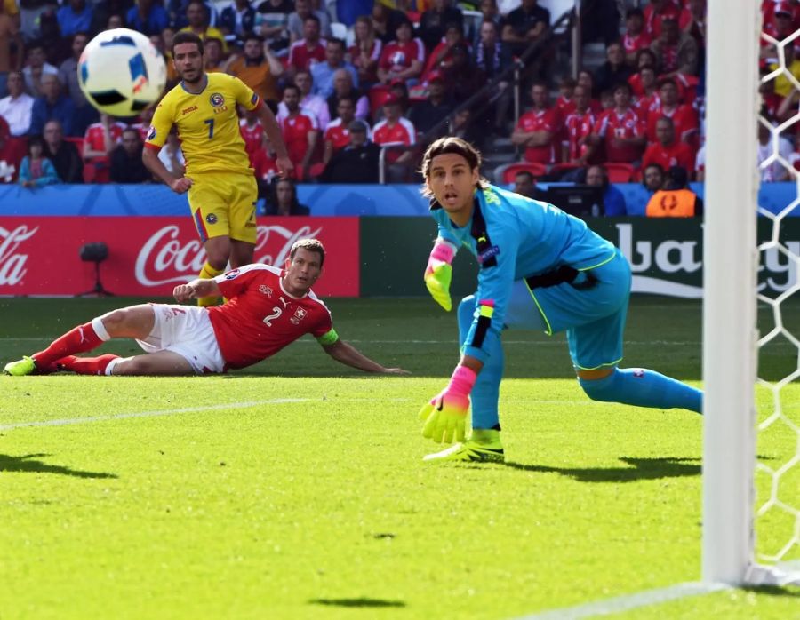 Stephan Lichtsteiner und Yann Sommer im Spiel gegen Rumänien an der EM 2016.