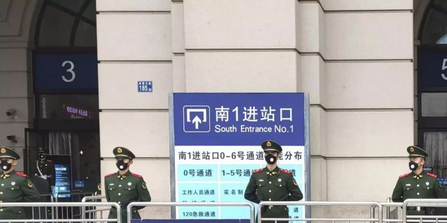 Gesperrter Bahnhof in Wuhan: Die chinesische Millionenmetropole steht praktisch unter Quarantäne. Foto: -/Thepaper/AP/dpa