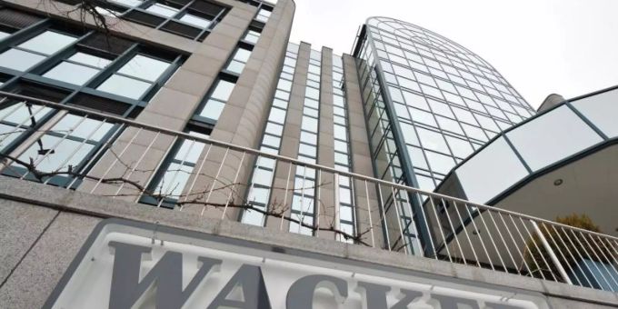 Eine hohe Abschreibung im Solargeschäft hat Wacker Chemie tief in die roten Zahlen gedrückt. Foto: Andreas Gebert/dpa Eine hohe Abschreibung im Solargeschäft hat Wacker Chemie tief in die roten Zahlen gedrückt. Foto: Andreas Gebert/dpa
