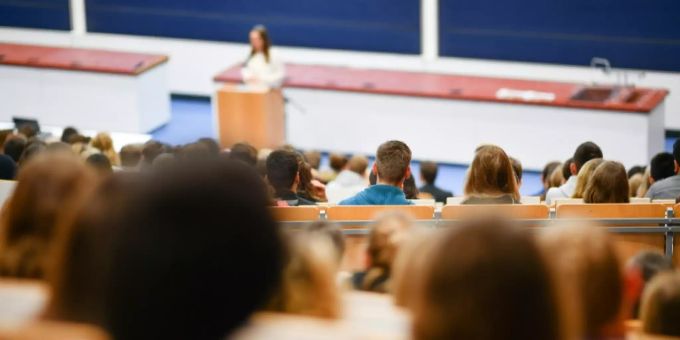 Eine Universität in Tschechien schafft Bachelorarbeiten ab – unter anderem wegen künstlicher Intelligenz Künstliche Intelligenz