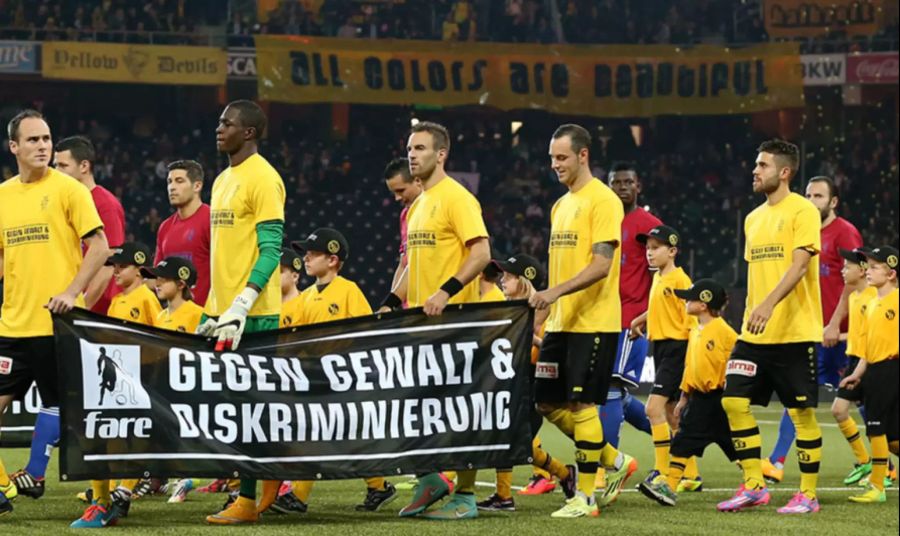 2014 trugen die Spieler vor der Partie gegen Basel spezielle Einlaufshirts.