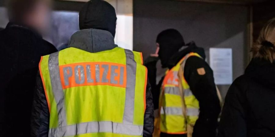 Beamte der Polizei vor einem Mehrfamilienhaus in Datteln. Bei den Ermittlungen haben deutsche und türkische Ermittlungsbehörden eng zusammengearbeitet. Foto: Marcel Kusch/dpa