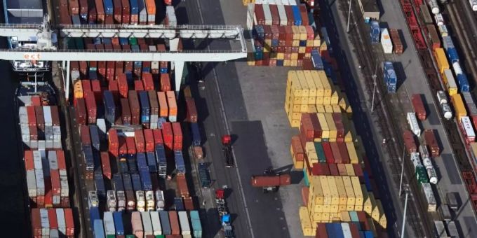 Ein Containerterminal in einem Hafen. export