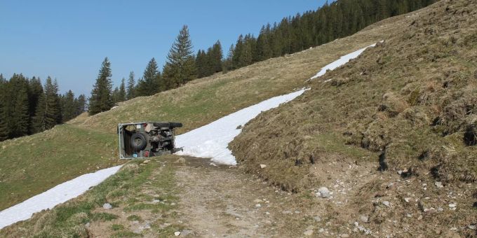 Umgekippter Pinzgauer. weissbad AI