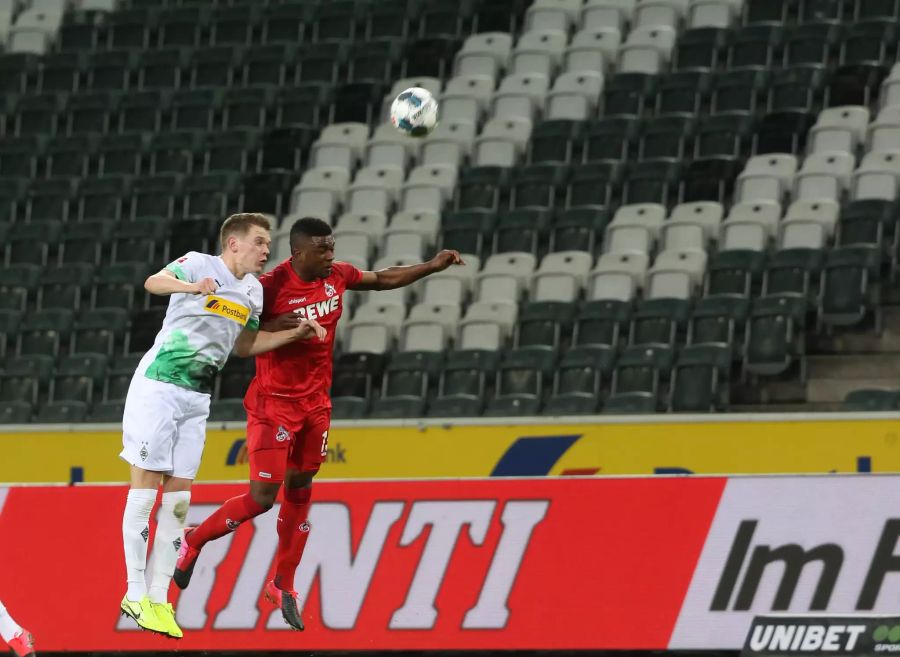 Gladbachs Ginter (l.) und Kölns Cordoba (r.) im Kopfball-Duell.