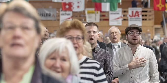 Delegiertenversammlung von Ende März abgesagt: Die Schweizerische Volkspartei (SVP) will ihre Mitglieder nicht dem Coronavirus aussetzen. Im Bild: DV beim Singen der Landeshymne am 25. Januar in Seedorf UR. (Archivbild) schweizerische volkspartei