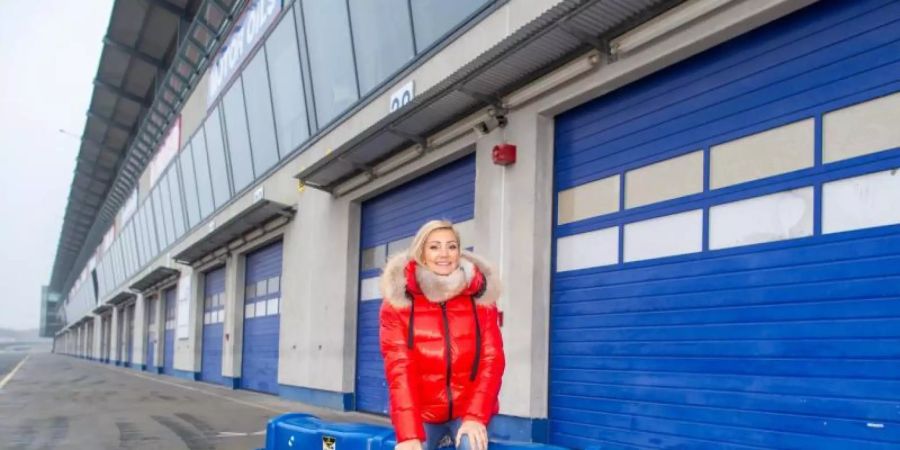 Die Sängerin Tanja Lasch auf dem Gelände der Motorsport Arena Oschersleben, wo im Mai ein dreitägiges Schlagerfestival gefeiert wird. Foto: Klaus-Dietmar Gabbert/zb/dpa