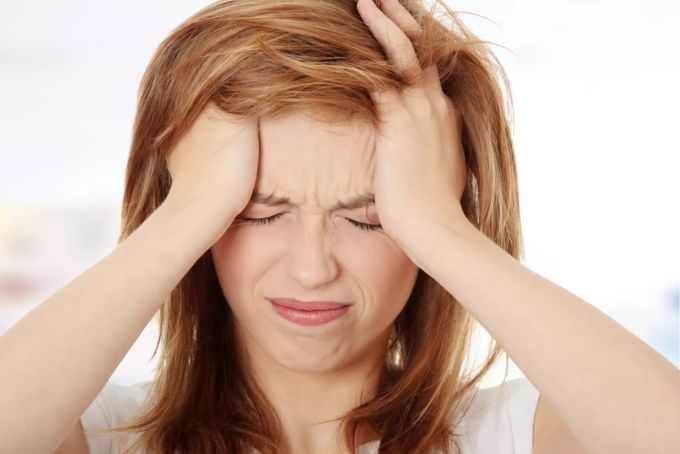 Frauen sind öfters von Migräne betroffen als Männer. Frau mit Migräne