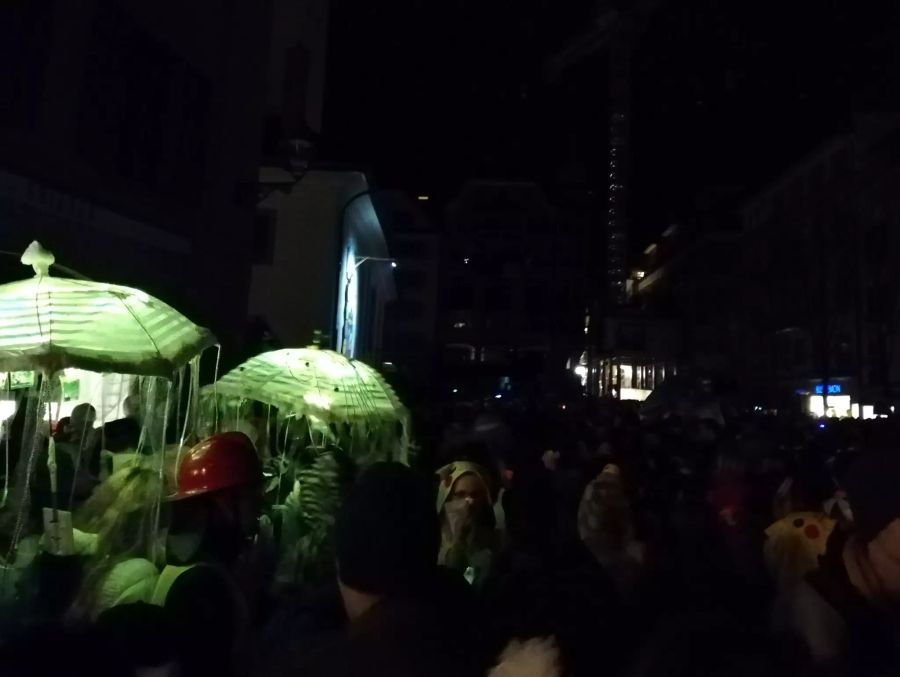 Auf den Gassen in Luzern herrscht wegen der Fasnacht ein buntes Treiben.