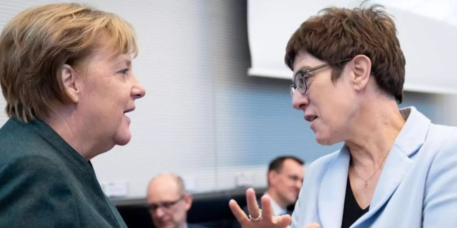 Ex- und Noch-CDU-Chefin im Gespräch: Angela Merkel und Annegret Kramp-Karrenbauer. Foto: Kay Nietfeld/dpa
