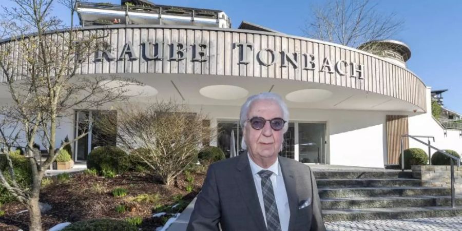 Heiner Finkbeiner, Seniorchef des Hotels Traube Tonbach, will das abgebrannte Stammhaus so schnell wie möglich wieder aufbauen. Foto: Uli Deck/dpa