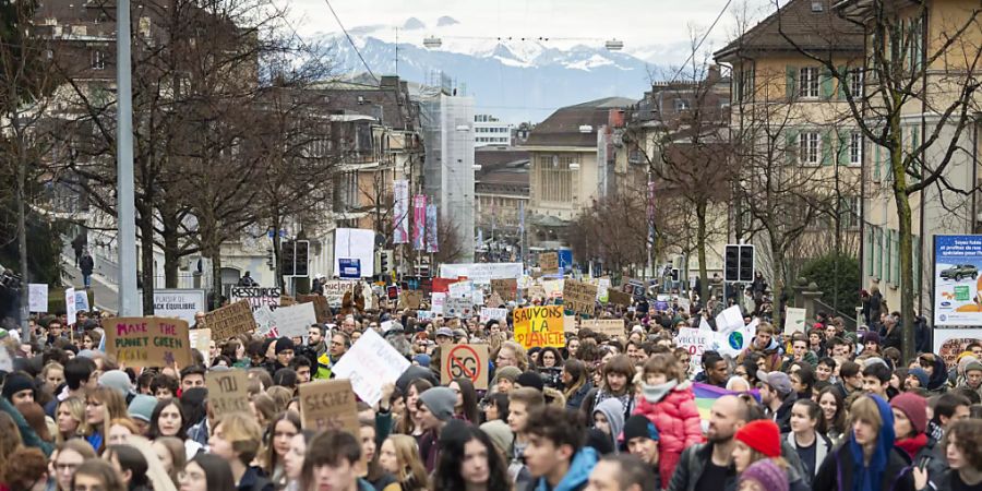 Demonstrationen gehören zum Grundrecht in einer Demokratie. Ein Hausfriedensbruch, wie ihn zwölf Aktivisten in Renens begangen haben, gehört aber laut dem Freiburger Strafrechtsprofessor Marcel Niggli nicht dazu, sondern bestraft. (Archivbild)