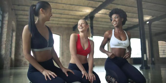 Sport hilft für ein gutes Wohlbefinden. Drei Frauen