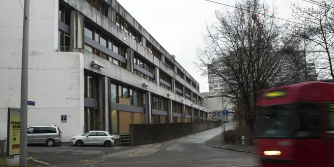 Sicht auf die Südfassade der Frauenklinik Bern. Frauenklinik Bern