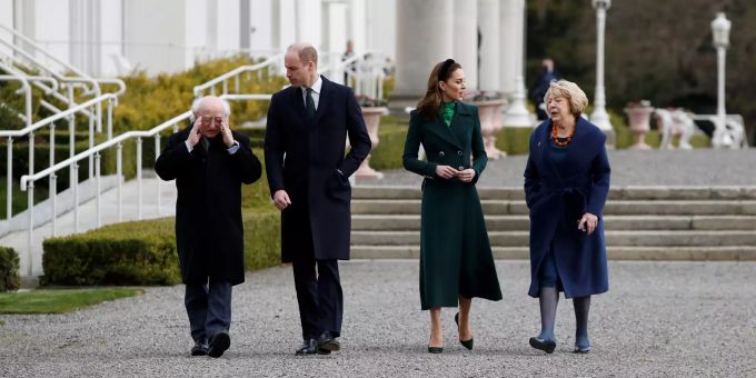 Prinz William und seiner Frau Kate sucht man diese Geste leider vergeblich. Prinz William Kate