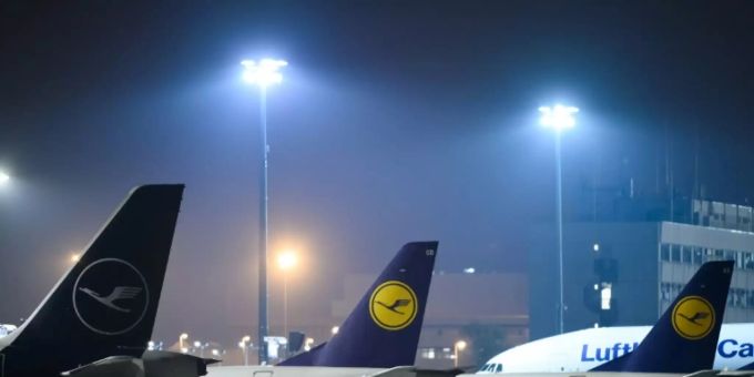 Frankfurt/Main - Lufthansa lässt wegen des Coronavirus 150 Flugzeuge am Boden