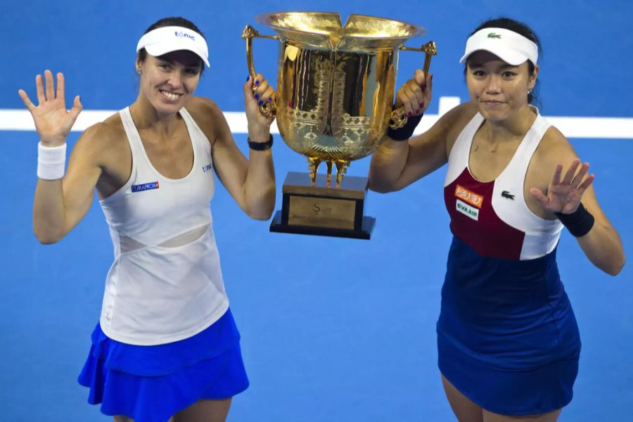 Martina Hingis und Chan Yung-Jan feiern ihren Sieg im Doppel an den China Open 2017.