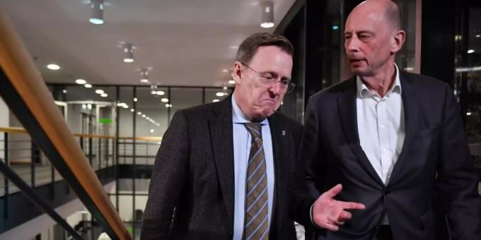 Zuversicht sieht anders aus: Bodo Ramelow (l., Linke), Ex-Ministerpräsident von Thüringen, und der SPD-Landesvorsitzende Wolfgang Tiefensee auf dem Weg zu einem erneuten Treffen von Linke, SPD und Grünen und CDU. Foto: Martin Schutt/dpa-Zentralbild/dpa Zuversicht sieht anders aus: Bodo Ramelow (l., Linke), Ex-Ministerpräsident von Thüringen, und der SPD-Landesvorsitzende Wolfgang Tiefensee auf dem Weg zu einem erneuten Treffen von Linke, SPD und Grünen und CDU. Foto: Martin Schutt/dpa-Zentralbild/dpa