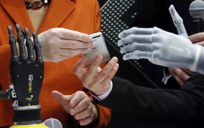 Die Prothesentechnik macht laufend Fortschritte. Vorstellung einer neuen Handprothese an der CEBIT 2014. Synthesizer Prothese hand Bastler